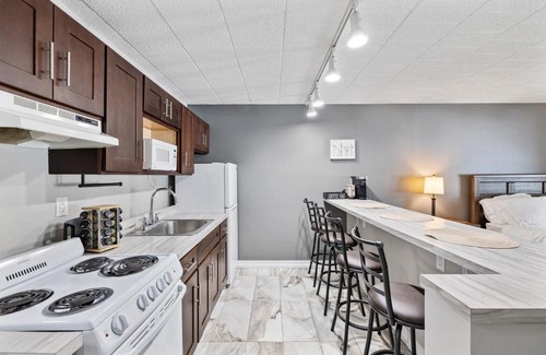 Town of Lloyd Apartment | Chic New York Studio with Kitchen