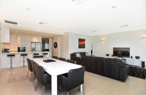 Victor Harbor Apartment | Chic Penthouse Apartment with Sea Views