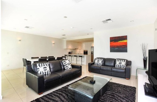 Victor Harbor Apartment | Chic Penthouse Apartment with Sea Views