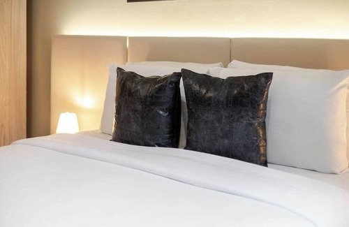 Gay Village Hotel | Chic Queen – DT MTL Village