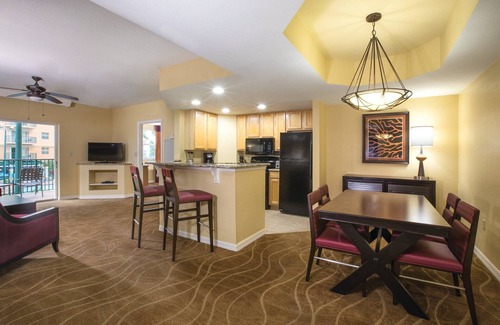 Survey Creek Resort | Chic resort in fabulous Pompano Beach with fitness room, WiFi @ Palm-Aire