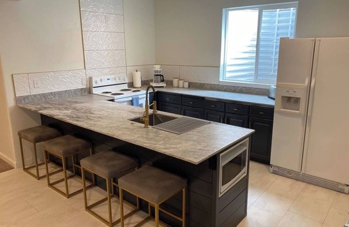 Orem House | Chic Retreat: Your Cozy Getaway with Waffles too!