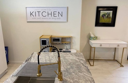 Orem House | Chic Retreat: Your Cozy Getaway with Waffles too!