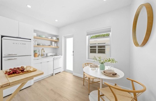 Parrot Cove Apartment | Chic & Retro - King bed -close to beach - Villa 7