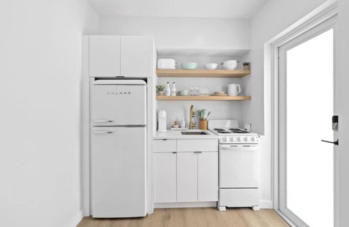 Parrot Cove Apartment | Chic & Retro - King bed -close to beach - Villa 7