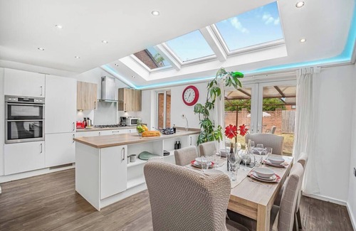 Salford House | Chic Riverside Retreat Salford 4bd + free parking