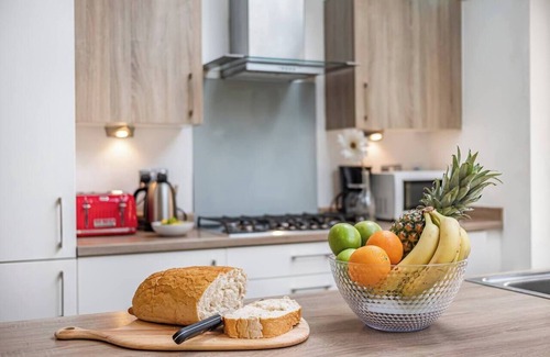 Salford House | Chic Riverside Retreat Salford 4bd + free parking