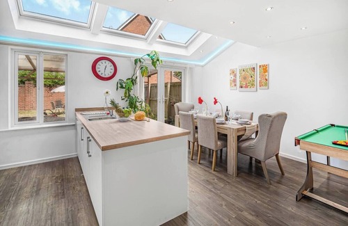 Salford House | Chic Riverside Retreat Salford 4bd + free parking