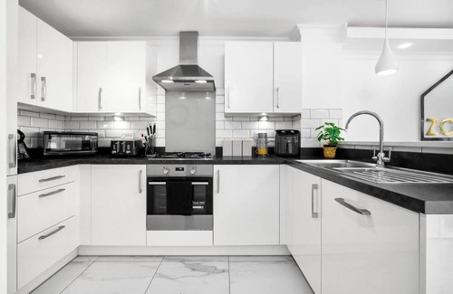 Bordesley House | Chic, Spacious Townhouse with Parking & Garden