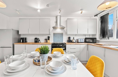 Birmingham House | Chic, Spacious Townhouse with Parking &Garden