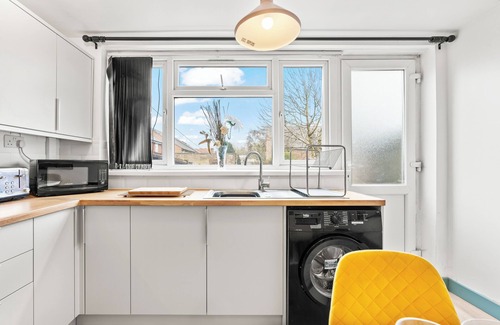 Birmingham House | Chic, Spacious Townhouse with Parking &Garden