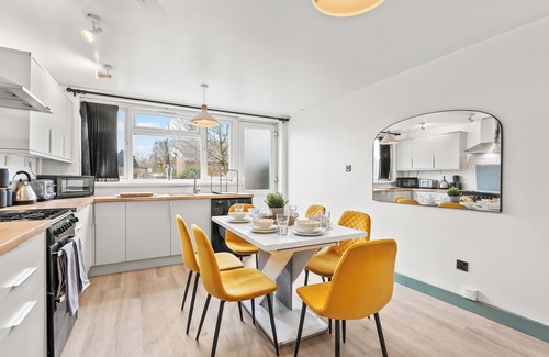Birmingham House | Chic, Spacious Townhouse with Parking &Garden