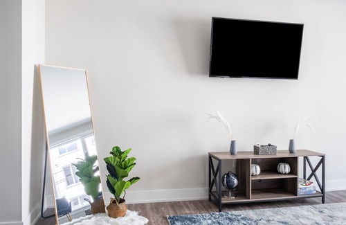 Black Rock Historic District Apartment | Chic Stay w/ King Bed Near Beardsley Zoo/ Free Parking