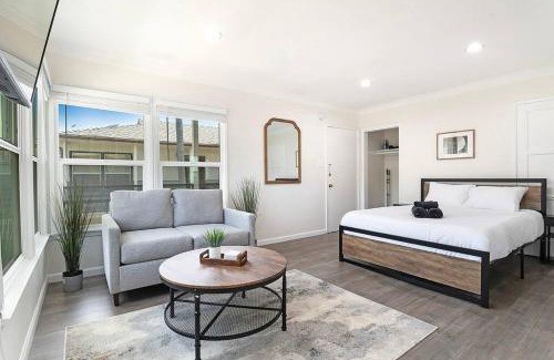 The Flats Apartment | Chic Studio Near Laugh Factory