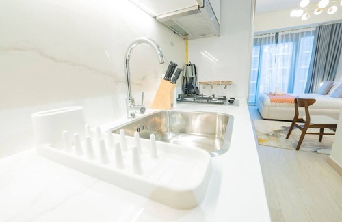 Nad Al Sheba Apartment | Chic Studio Oasis in Dubai