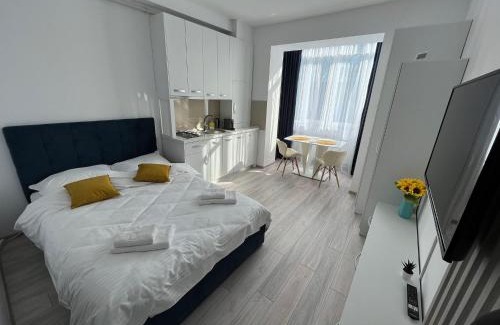 Onesti Apartment | Chic Studio