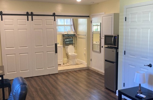 Ridge Wood Heights Apartment | Chic studio with WiFi and AC in tranquil Sarasota