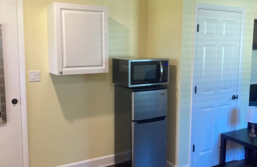 Ridge Wood Heights Apartment | Chic studio with WiFi and AC in tranquil Sarasota