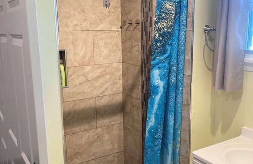 Ridge Wood Heights Apartment | Chic studio with WiFi and AC in tranquil Sarasota