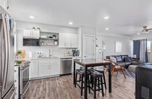 Encanto Condo | Chic & Stylish Midtown PHX Condo Retreat - Stunning Views & Light Rail Access