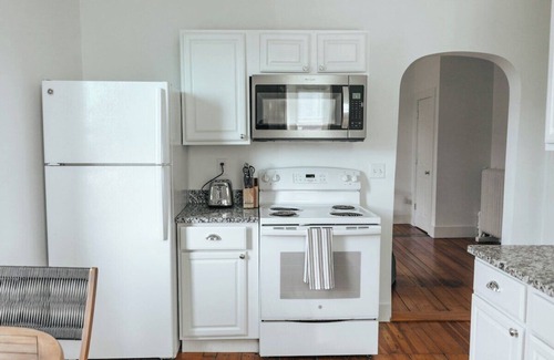 Yachting Village Apartment | CHIC Thames Str. Deck Harbor Views free parking