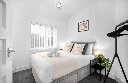 Birmingham Apartment | Chic Two Bedroom Apartment - On Street Parking Available - Netflix - Wifi - Top Rated - 311M