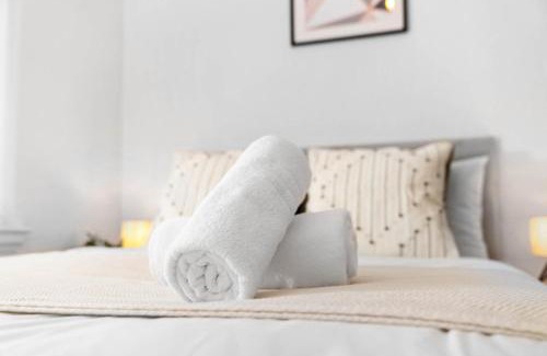 Birmingham Apartment | Chic Two Bedroom Apartment - On Street Parking Available - Netflix - Wifi - Top Rated - 311M