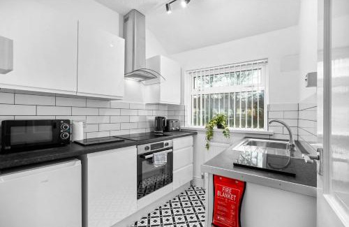 Birmingham Apartment | Chic Two Bedroom Apartment - On Street Parking Available - Netflix - Wifi - Top Rated - 311M