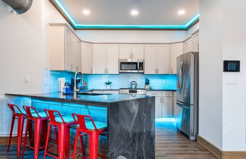 Hot Springs House | Chic Urban Downtown Retreat | Fireplace | 2 BDR