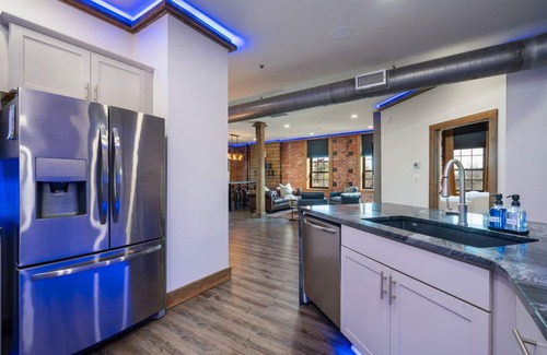 Hot Springs House | Chic Urban Downtown Retreat | Fireplace | 2 BDR