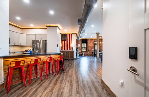 Hot Springs House | Chic Urban Downtown Retreat | Fireplace | 2 BDR