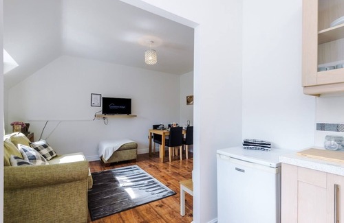 Golborne House | Chic Warrington House with Parking | Full Equipped