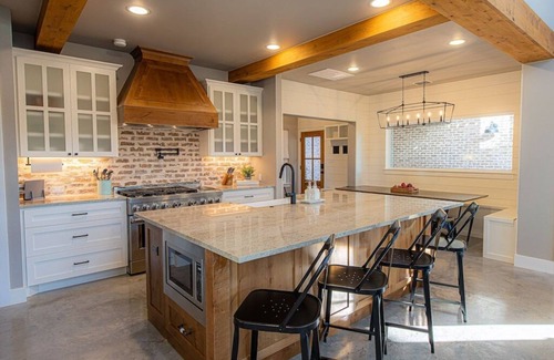 Kingsland House | Chic Waterfront Farmhouse + Pool + Game Room - Fun!