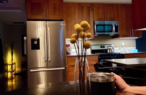 Erlands Point-Kitsap Lake Apartment | Chico Bay Inn Penthouse Suite: Hot Tub Fireplace Private Beach Kayaks