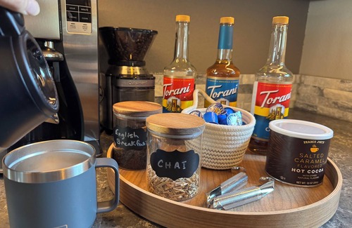 Erlands Point-Kitsap Lake Apartment | Chico Bay Inn Penthouse Suite: Hot Tub Fireplace Private Beach Kayaks