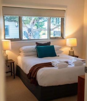 Hayborough House | Chiton Cottage by the Sea - Fire - Pets - Bikes