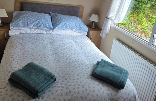 Stowford Cabin | Cholwell 3-Bed Lodge - Sleeps 6 - Pet Friendly