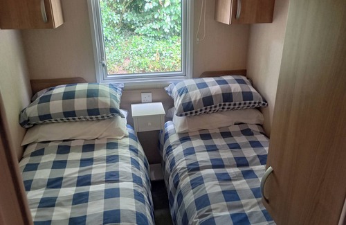 Stowford Cabin | Cholwell 3-Bed Lodge - Sleeps 6 - Pet Friendly