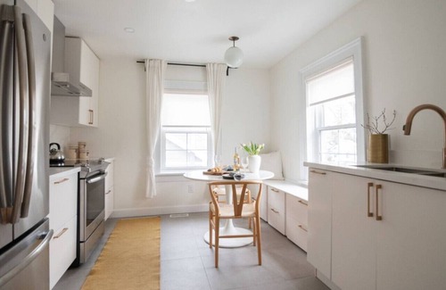 Port Dalhousie Apartment | Christie Corner I:Feel at home while you stay, eat and relax