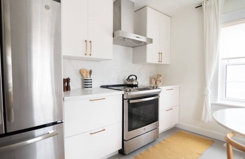 Port Dalhousie Apartment | Christie Corner I:Feel at home while you stay, eat and relax