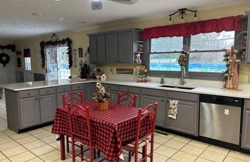 La Porte House | Christmas 365 !Spacious 5-bedroom house with WiFi and AC in peaceful La Porte