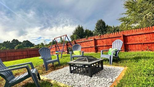 Sunset Road House | Christmas 3BR , King and Queen Beds , Uptown Charlotte