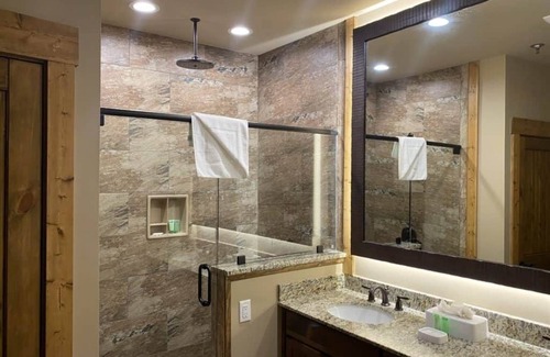 Gatlinburg Resort | Christmas Rental in a Beautiful 3-Bedroom Condo that sleeps up to 14 guests