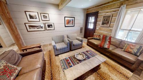 Red River House | Chula Vista Cabin - Pet Friendly - WiFi - Washer - Dryer - Fireplace - Grill