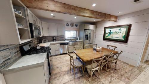 Red River House | Chula Vista Cabin - Pet Friendly - WiFi - Washer - Dryer - Fireplace - Grill