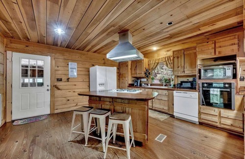 Pell City Cabin | Church Farm cabin is a cozy cabin for an unforgettable stay in central Alabama