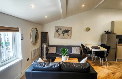 RopeWalks Apartment | Church Views | Steps to Bold St | City Centre
