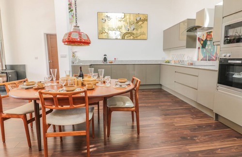 Quintrell Downs House | CHY LAGEN HOS, family friendly, with open fire in Newquay