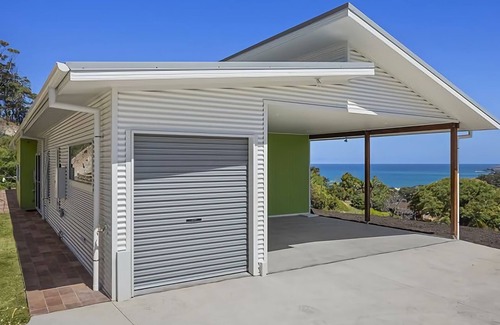 Korora Apartment | Ciao Korora The Classic, luxury studio with magnificent ocean views.