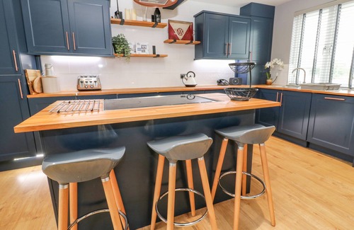 Illogan Cottage | CINDERS LOFT, pet friendly, with a garden in Illogan